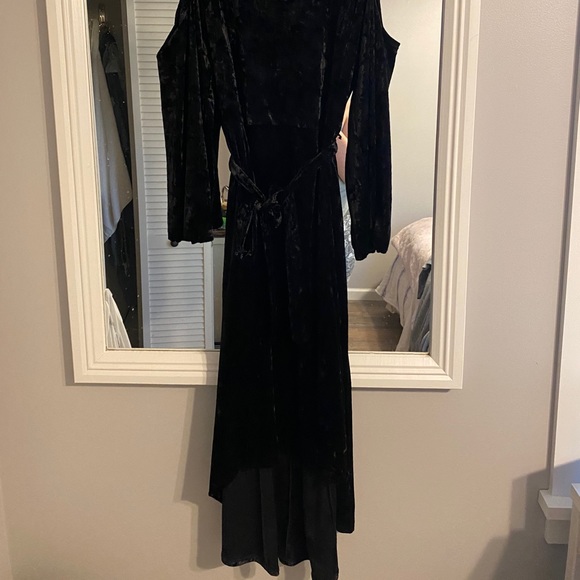 Plus size crushed velvet cold shoulder dress - Picture 4 of 5